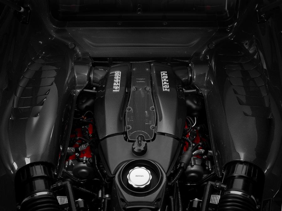 Моторный отсек Ferrari F8 Tributo 2019 года  (фото 13 из 52)